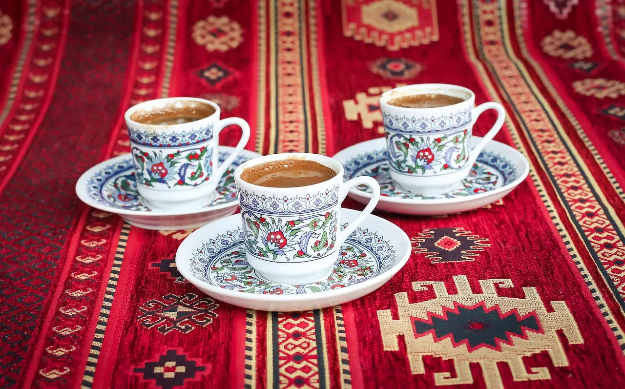 چند فنجان قهوه ترک کنار هم روی میز