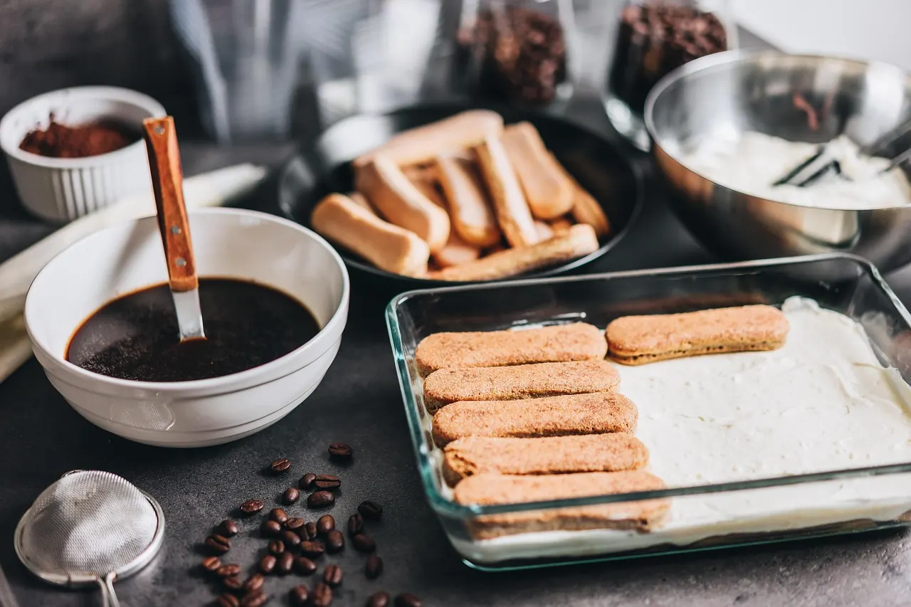 برش تیرامیسو با لایه‌ی کاکائو روی میز