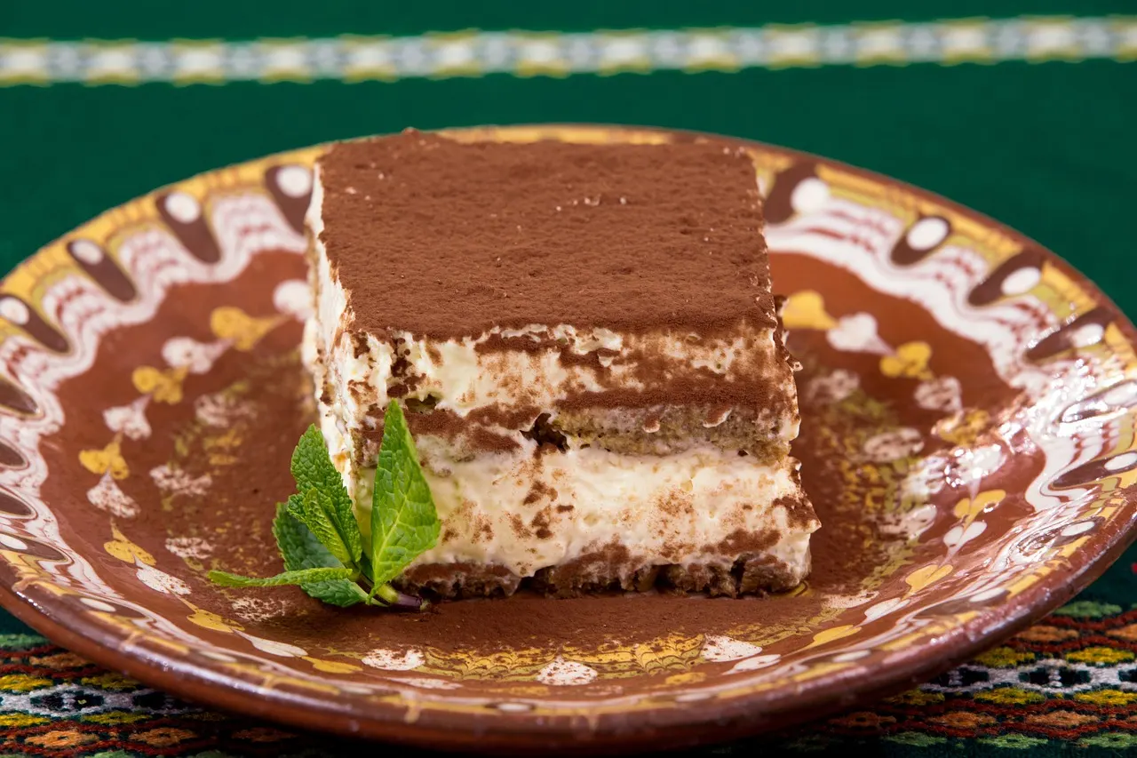برش تیرامیسو روی بشقاب با پودر کاکائو